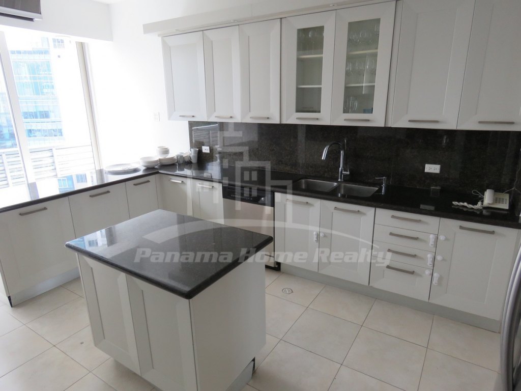 Exclusive 4 bedroom apartment for sale with big terrace in Punta Pacifica
