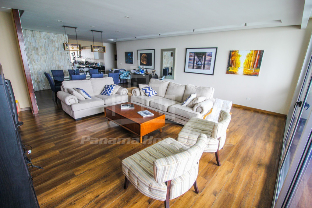 Completely remodeled 3 bedroom apartment for sale located on Avenida Balboa