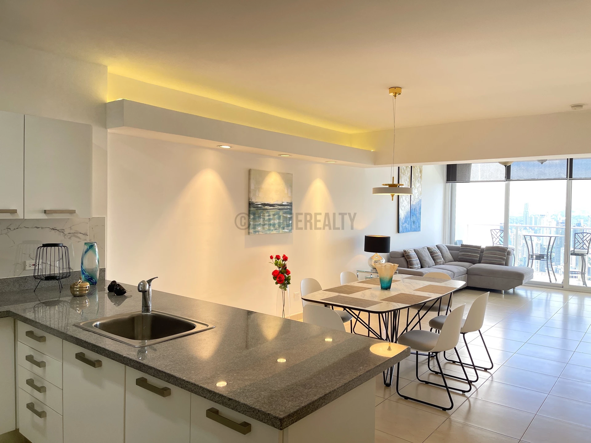 Cozy 2 bedrooms furnished apartment for rent located on Avenida Balboa