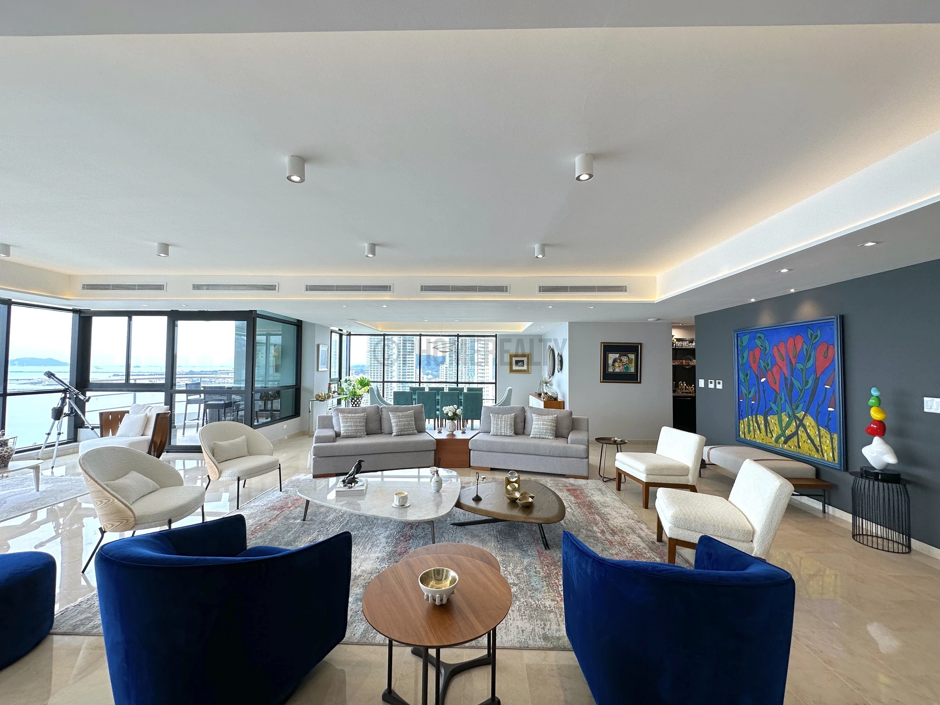 Spectacular remodeled apartment for rent on Av. Balboa