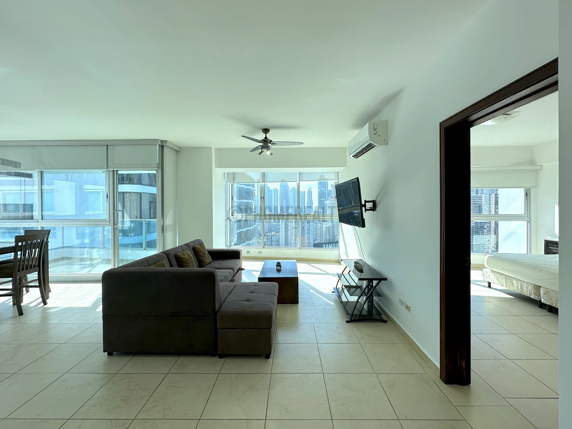 Beautiful 1 bedroom furnished apartment for rent located on Avenida Balboa