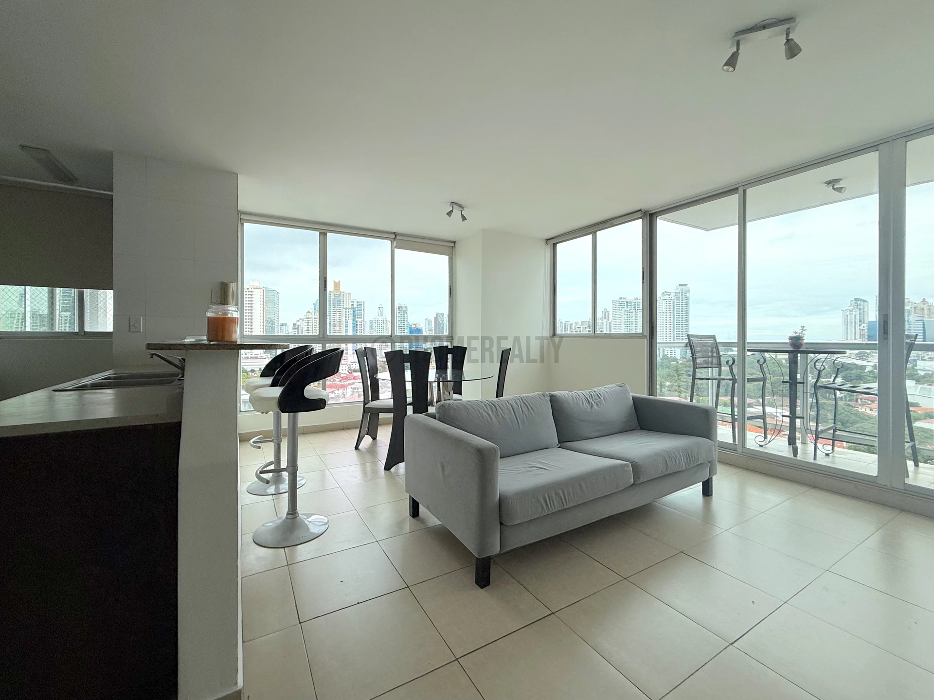 Charming Apartment for Rent with Beautiful Views in Vía Porras